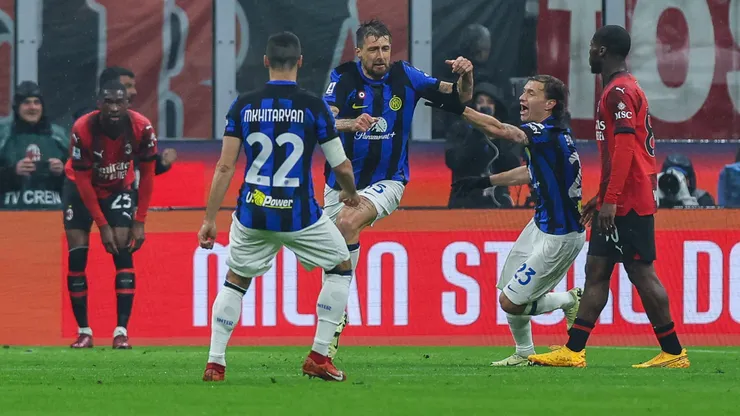 Francesco Acerbi celebra su gol en el último Derby della Madonnina de Inter vs Milan, en la Serie A 2023/24.