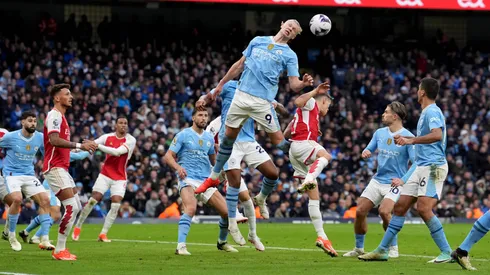 Erling Haaland va por el balón aéreo en el último enfrentamiento entre Manchester City y Arsenal.