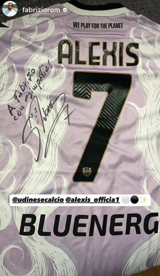 Alexis Sánchez le regaló la nueva camiseta del Udinese a Fabrizio Romano. Foto: Instagram.
