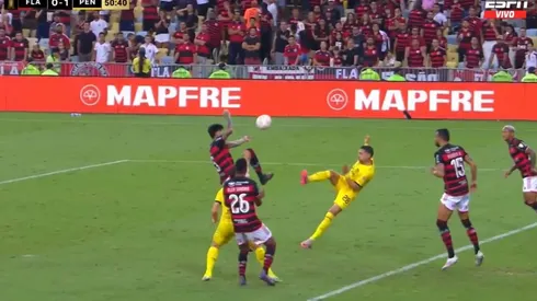 El momento de la mano de Erick Pulgar en Flamengo que no fue cobrado por el árbitro Valenzuela