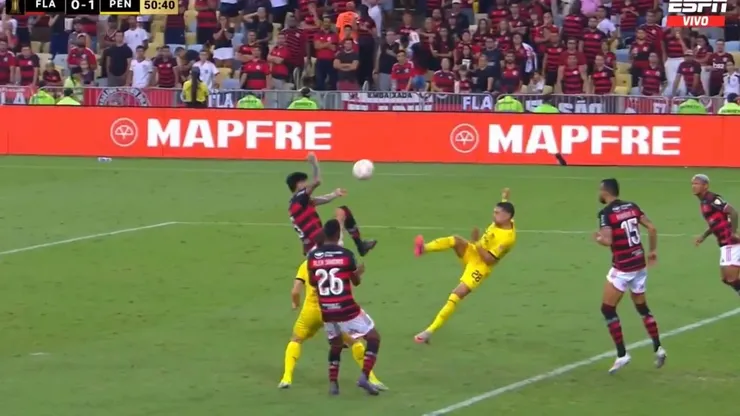 El momento de la mano de Erick Pulgar en Flamengo que no fue cobrado por el árbitro Valenzuela