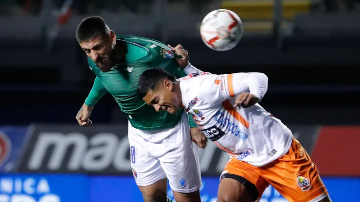 Ignacio Jeraldino disputa el balón con Cristian Toro en el partido entre Cobresal y Audax Italiano, en la primera rueda del Campeonato Nacional 2024.
