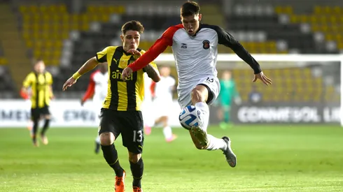 A más de un mes de confirmarse como refuerzo de la U, Bianneider Tamayo ya viaja rumbo a Chile.