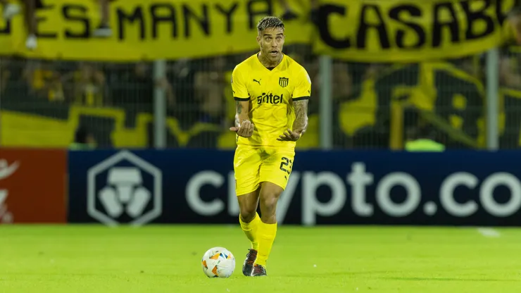 Javier Méndez, defensor de Peñarol, en el juego ante Rosario Central en la Copa CONMEBOL Libertadores.