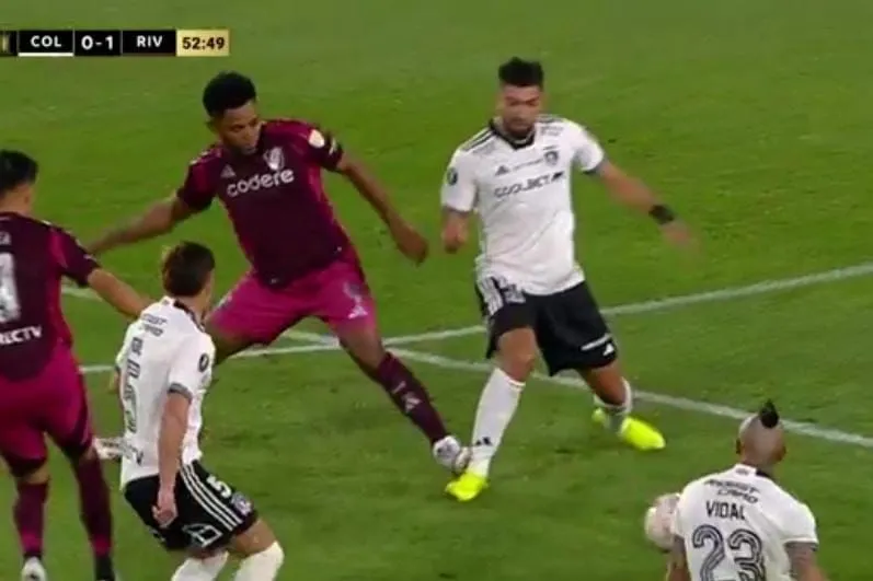 La increíble infracción de Borja a Amor que los árbitros le dejaron pasar a River Plate. Era roja clarísima.