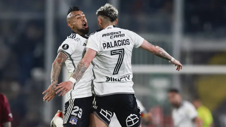 Arturo Vidal y Carlos Palacios se entienden dentro y fuera de la cancha.
