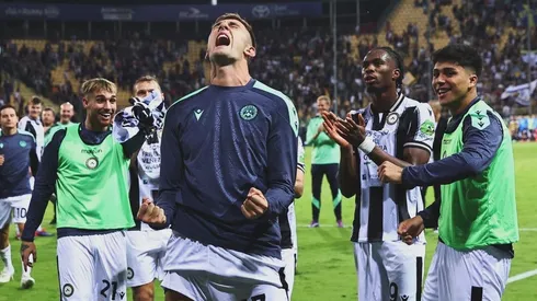 Damián Pizarro celebrando con sus compañeros el triunfo ante Parma.