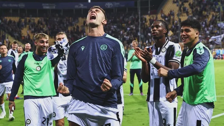 Damián Pizarro celebrando con sus compañeros el triunfo ante Parma.