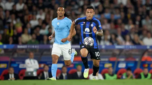 Lautaro Martínez y Nathan Aké van por el balón en la final de la UEFA Champions League 2022/23.