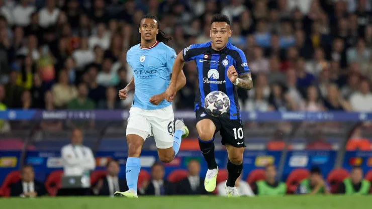 Lautaro Martínez y Nathan Aké van por el balón en la final de la UEFA Champions League 2022/23.