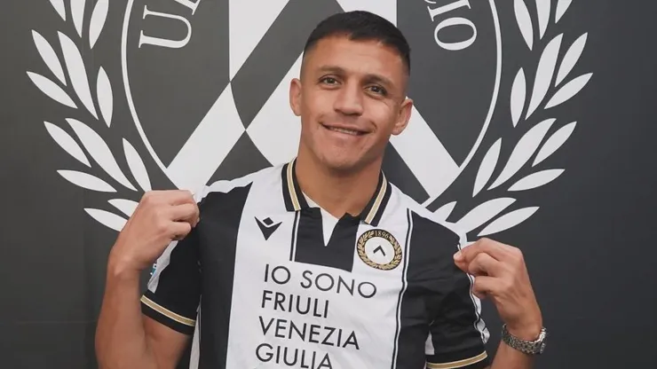Alexis Sánchez no está jugando, pero alienta con todo al Udinese.