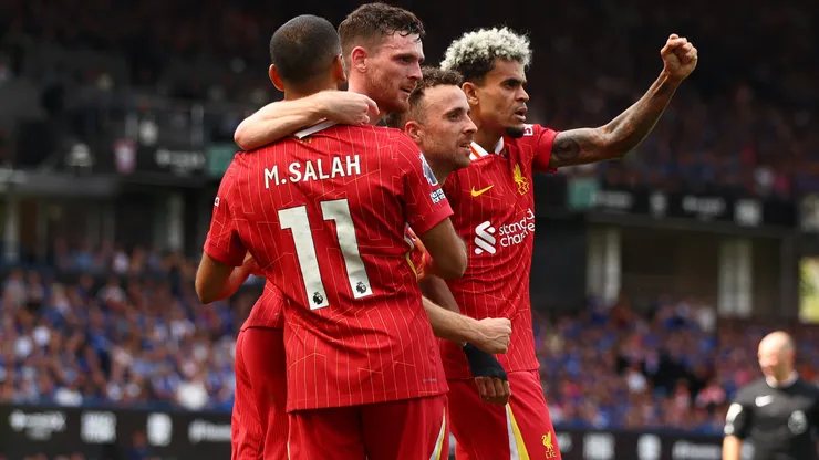Diogo Jota, Mohamed Salah, Andrew Robertson y Luis Díaz festejan uno de los goles de Liverpool contra Ipswich Town.
