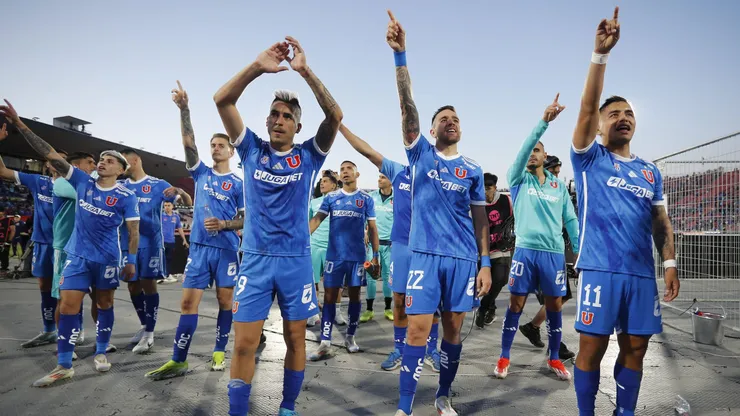 Los jugadores azules celebraron el triunfo de la U sobre Palestino.