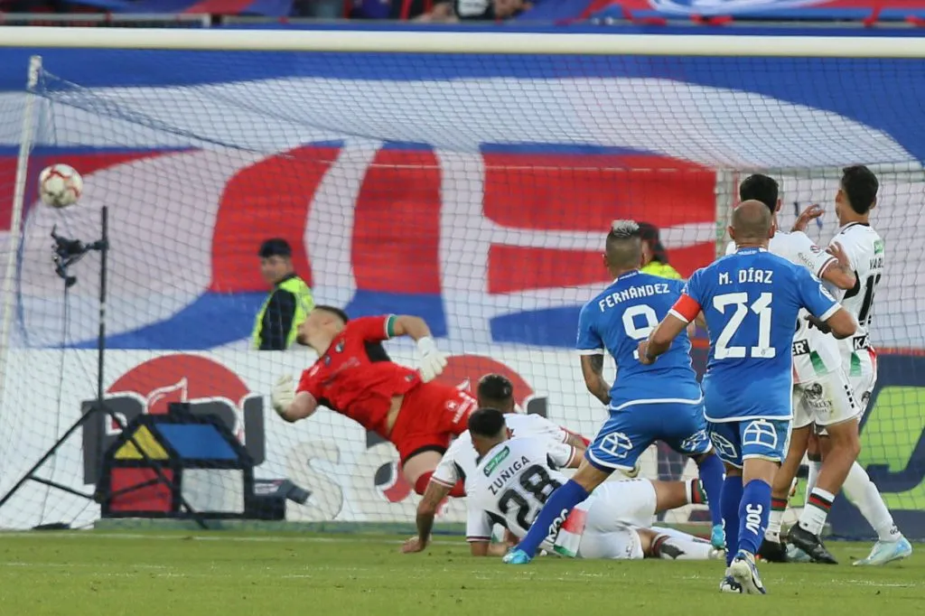 Leandro Fernández logra derrotara Rigamonti de Palestino. Foto: Dragomir Yankovic/Photosport