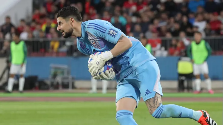Gabriel Arias lo pasa mal en Racing tras los partidos con Chile.