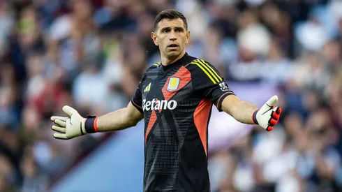 Dibu Martínez recibió dos goles en menos de 30 minutos