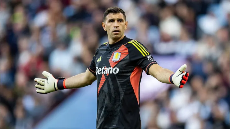 Dibu Martínez recibió dos goles en menos de 30 minutos