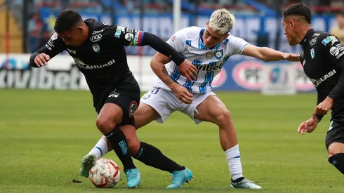 Maximiliano Gutiérrez y Hans Salinas pelean por el balón en el último enfrentamiento entre Deportes Iquique y Huachipato.