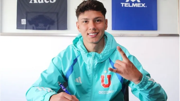 Sanguinetti celebra su primer contrato en U de Chile.