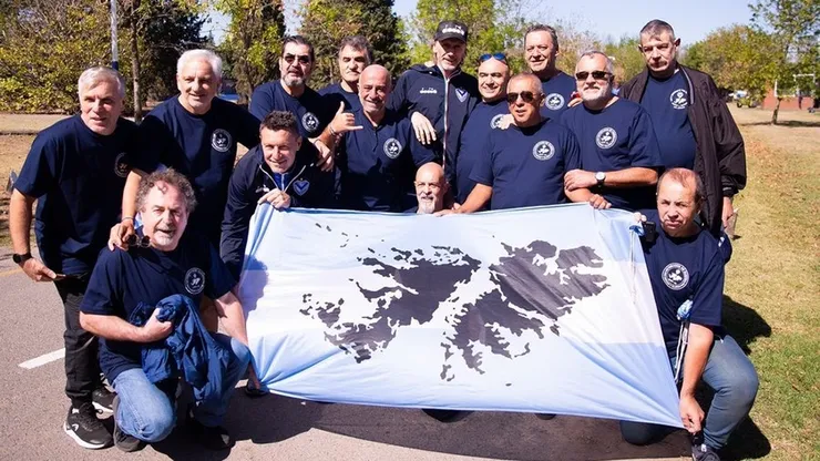 De Luca descarta que Gareca le tenga mala a Brereton por las Malvinas. La foto de Gareca con veteranos de Guerra argentinos.