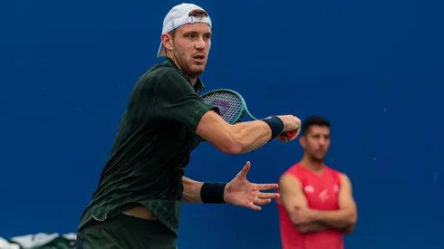 Nicolás Jarry entrenando en China con el equipo chileno de la Davis.