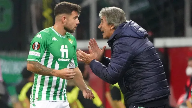 Pellegrini le da instrucciones a Aitor Ruibal, uno de sus capitanes para esta campaña.