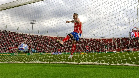 Carlos Lampe se lesionó y Eduardo Vargas quedó con el arco servido para el gol de Chile ante Bolivia.