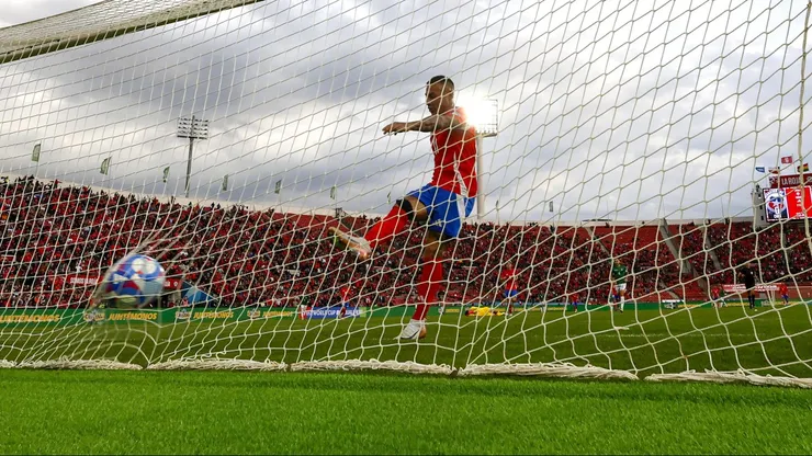 Carlos Lampe se lesionó y Eduardo Vargas quedó con el arco servido para el gol de Chile ante Bolivia.