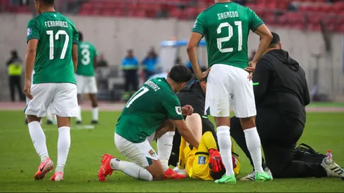 Carlos Lampe quedó tendido en el césped por una rotura del tendón de Aquiles.