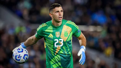 Dibu Martínez podría perderse varias fechas por Argentina