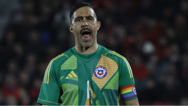 Claudio Bravo apareció nuevamente en el radar de la Roja.