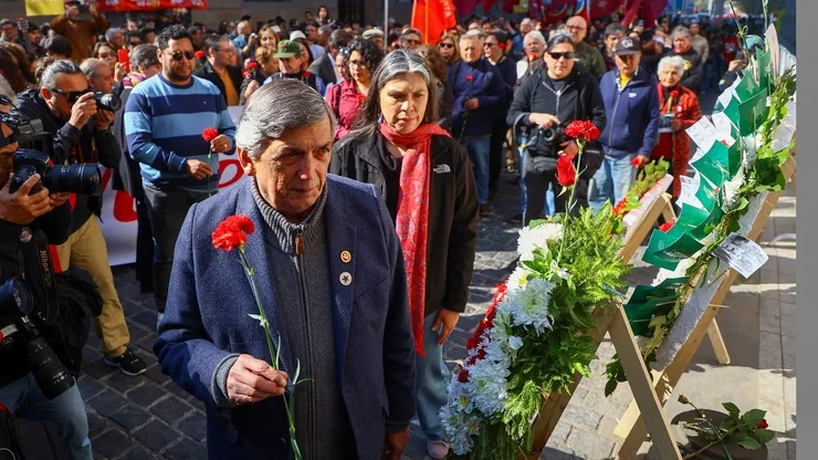 Agrupaciones de DDHH, Partidos politicos y ciudadanos llegan a La Moneda a engtregar ofrendas y presentar respetos al Ex Presidente Salvador Allende.