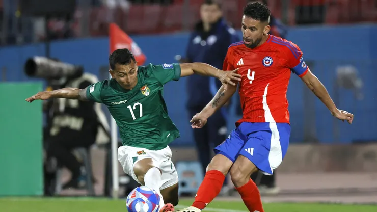 Mauricio Isla jugando por Chile ante Bolivia.
