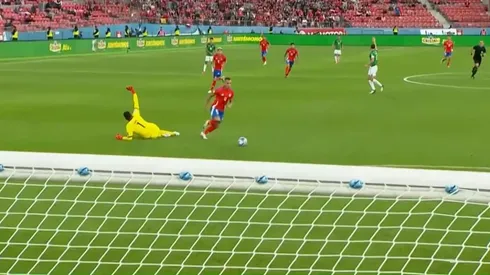 Vargas anota el gol con Lampe en el piso