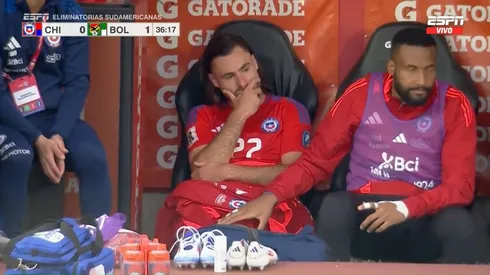 Ben Brereton sentando en la banca tras el polémico cambio.