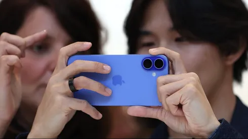 Un asistente inspecciona el nuevo iPhone 16 Pro Max durante un evento especial.