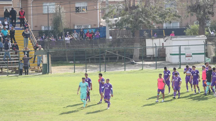 Hinchas de Concepción alentaron a su equipo afuera del estadio de Melipilla