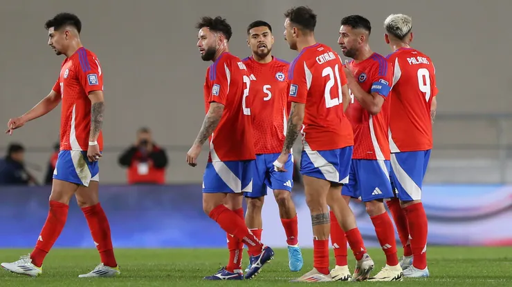 Los jugadores de Chile tras la derrota con Argentina en la fecha 7 de las Eliminatorias Sudamericanas.