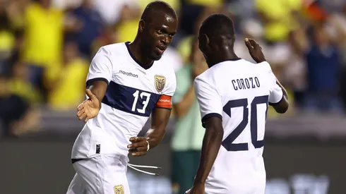 Enner Valencia y Janner Corozo en el amistoso internacional de Ecuador frente a Bolivia, el 12 de junio de 2024 en Chester, Pennsylvania.