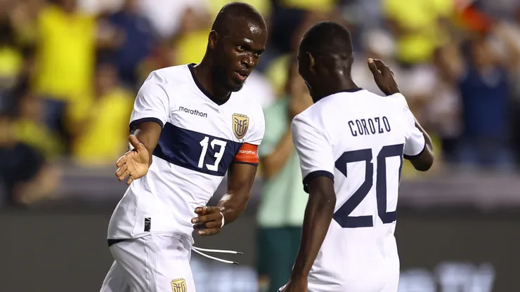 Enner Valencia y Janner Corozo en el amistoso internacional de Ecuador frente a Bolivia, el 12 de junio de 2024 en Chester, Pennsylvania.