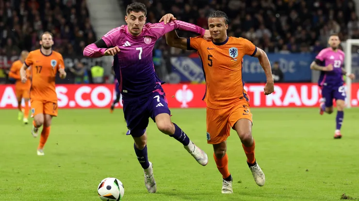 Kai Havertz y Nathan Aké disputan el balón en el último Países Bajos vs Alemania.