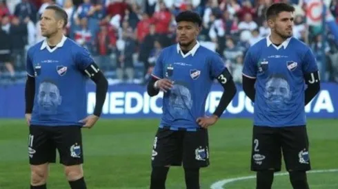 Los jugadores de Nacional con la camiseta de Juan Izquierdo