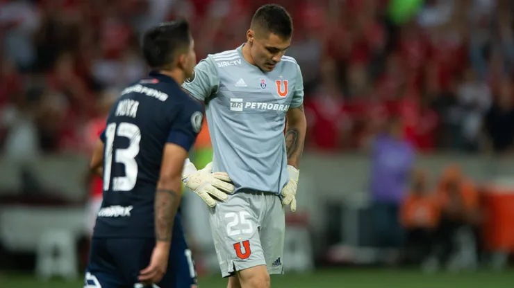 Cristóbal Campos debutó en el profesionalismo en un duro partido para la U en Copa Libertadores.