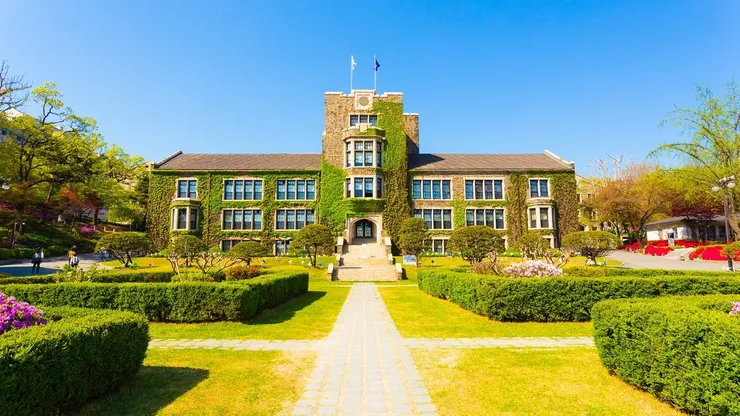 Edificio principal de la Universidad de Yonsei en Sinchon, Seúl, Corea del Sur.