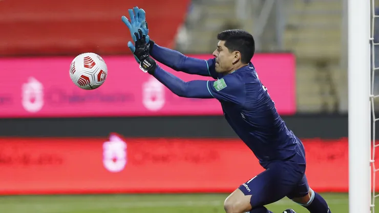Carlos Lampe jugando ante Chile.