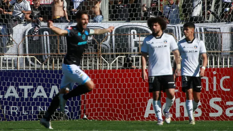 Joaquín Larrivey celebra sus goles ante Colo Colo.