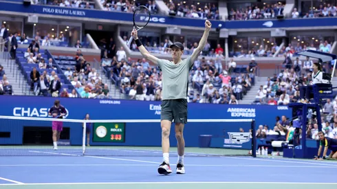 Jannik Sinner celebra en el juego de la semifinal de US Open 2024.