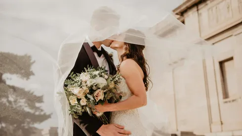 Descubre en qué consiste el bono para matrimonios.