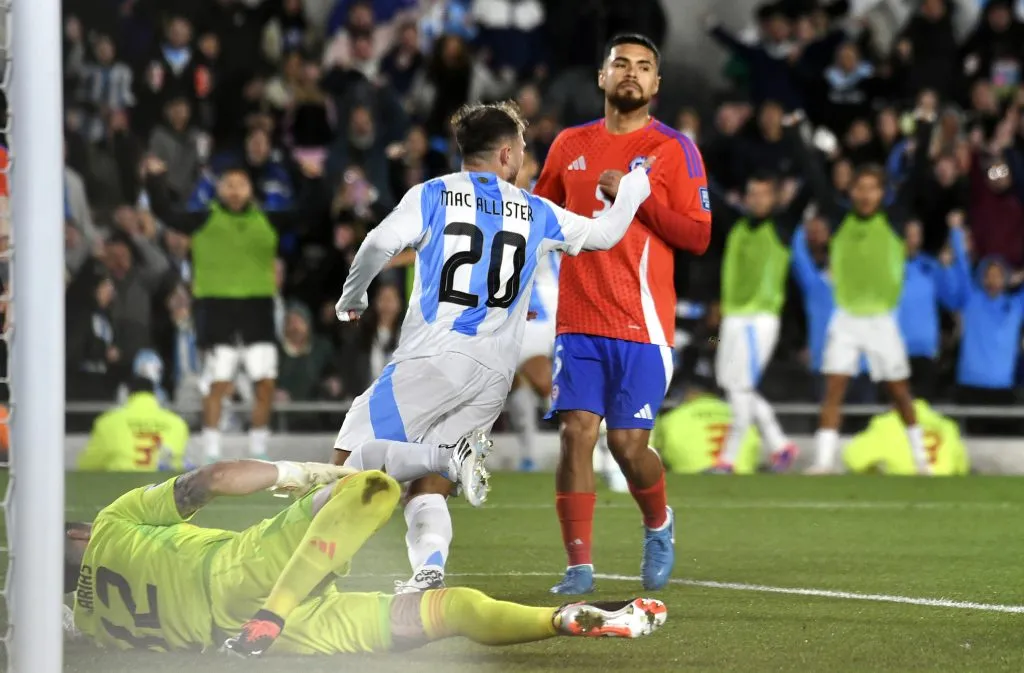 Futbol, Argentina vs Chile
Septima fecha, eliminatorias al mundial 2026.
El jugador de la seleccion argentina Alexis Mac Allister, centro, celebra su gol contra Chile durante el partido de clasificacion al mundial 2026 realizado en el estadio Monumental de Buenos Aires, Argentina.Argentina.
05/09/2024
Juan Amelio/Fotobaires/Photosport
Football, Argentina vs Chile
7nd turn, 2026 World cup qualifiers.
Argentina’s player Alexis Mac Allister, center, celebrates after scoring against Chile during the 2026 World Cup qualifier match held at the Monumental stadium in Buenos Aires, Argentina.
05/09/2024
Juan Amelio/Fotobaires/Photosport