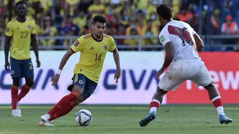 Luis Díaz y Renato Tapia en el partido Colombia vs Perú, en las Eliminatorias Sudamericanas camino a Qatar 2022.